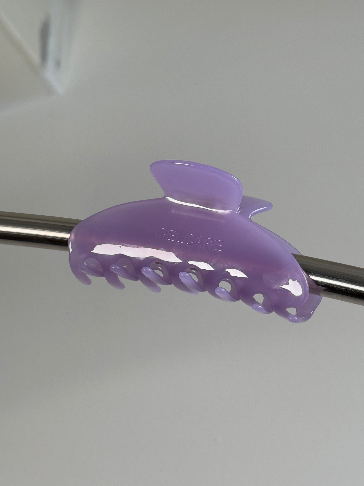 pince à cheveux mauve