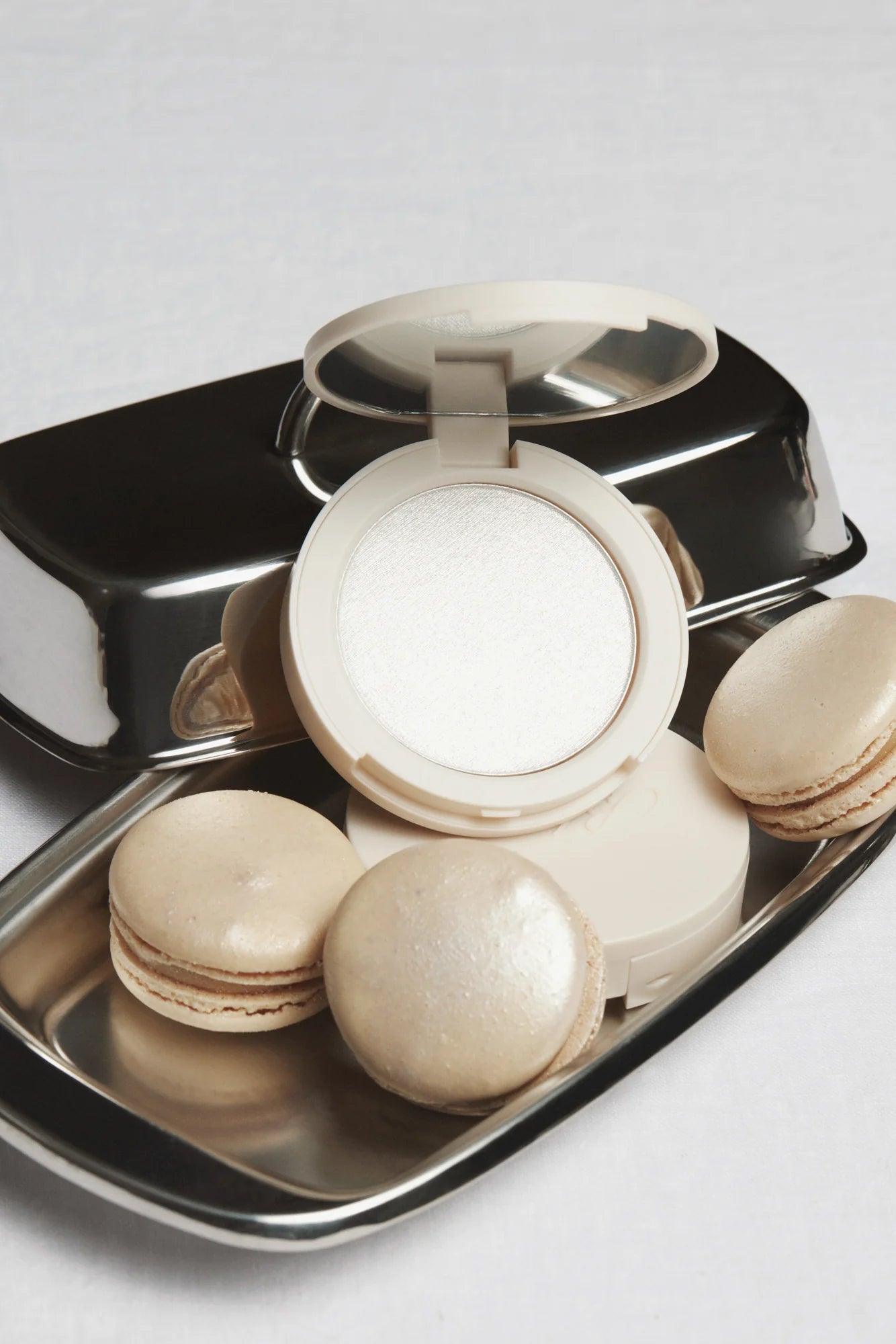 macarons blanc perlé avec illuminateur maquillage