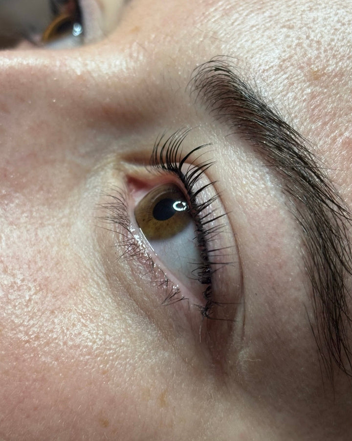 CONNAISSEZ-VOUS LES DIFFÉRENCES ENTRE UN LASH LIFT CLASSIQUE ET CORÉEN?