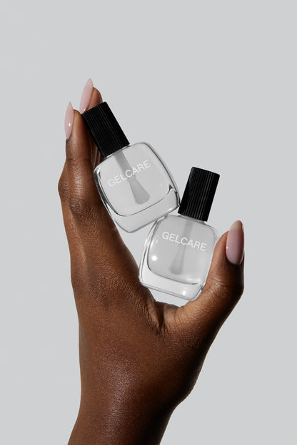 Bouteilles de base et topcoat Gelcare dans une main