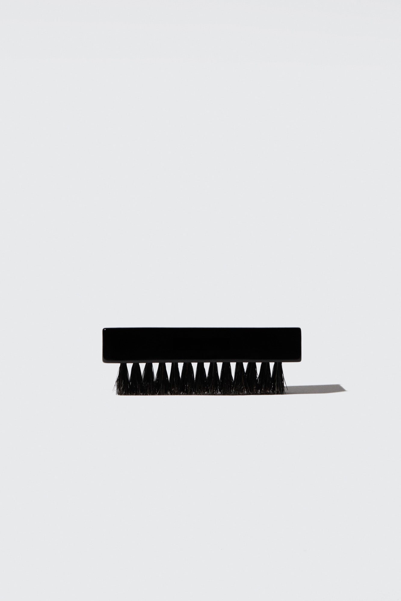 brosse noir pour les ongles
