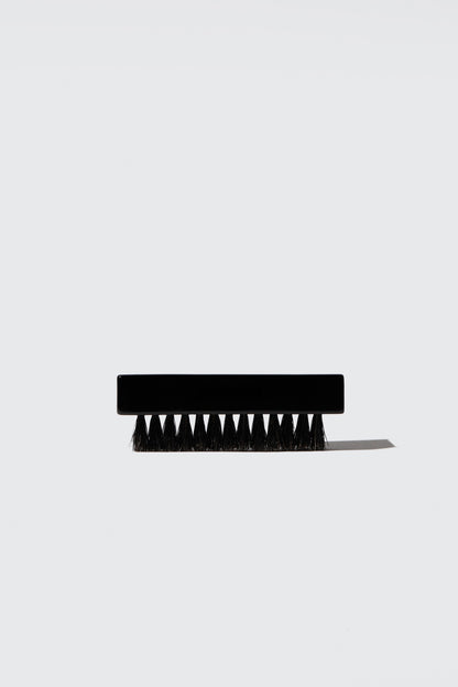 brosse noir pour les ongles