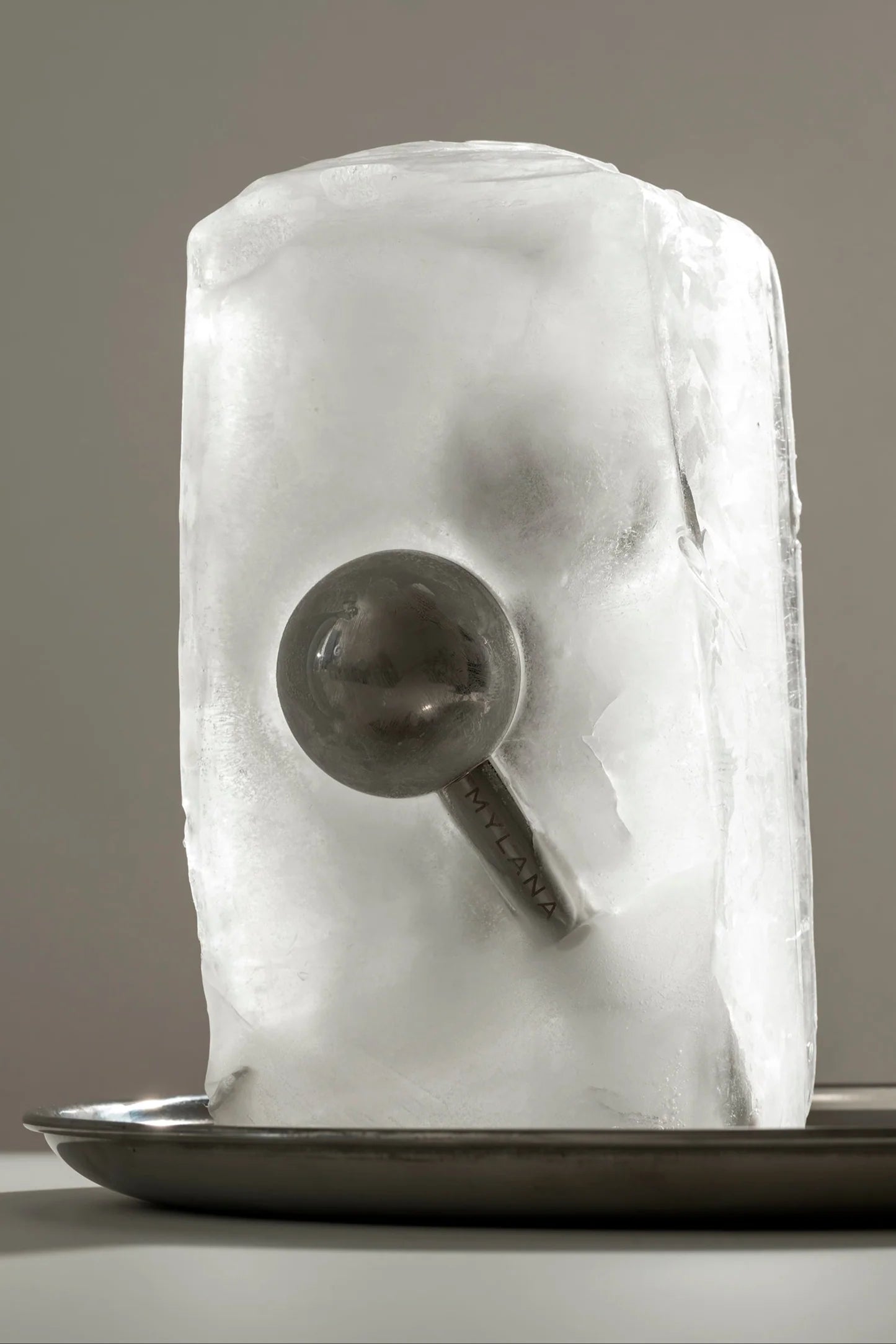 globes dans un bloc de glace