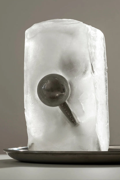 globes dans un bloc de glace