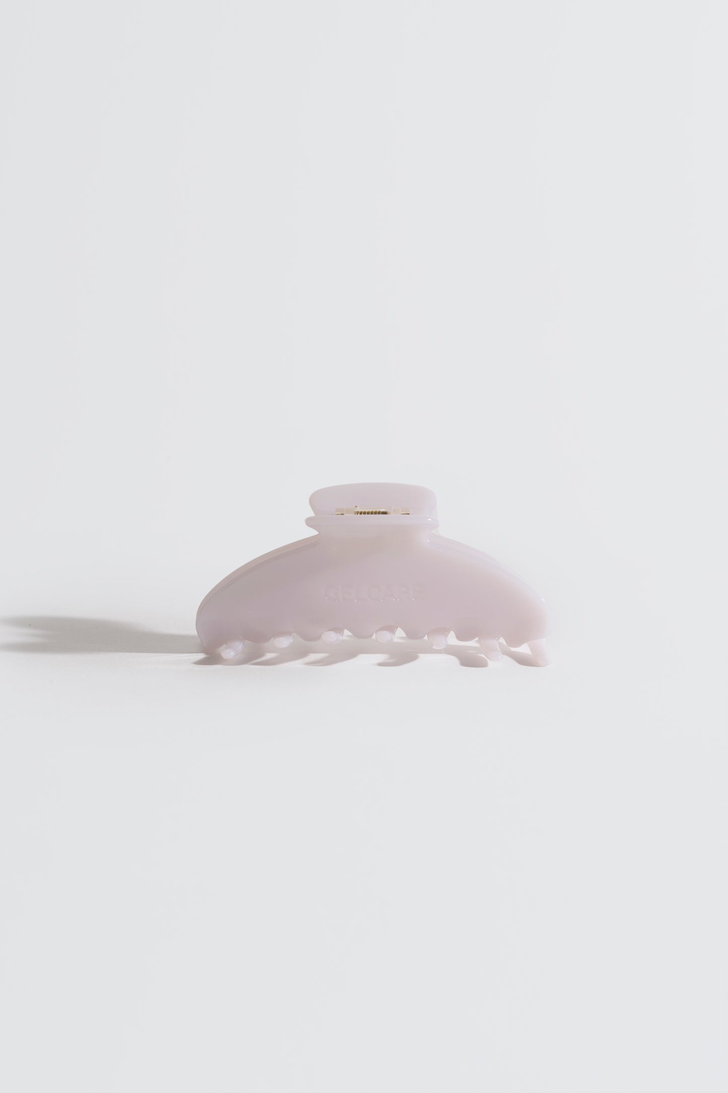 pince à cheveux de couleur blanche