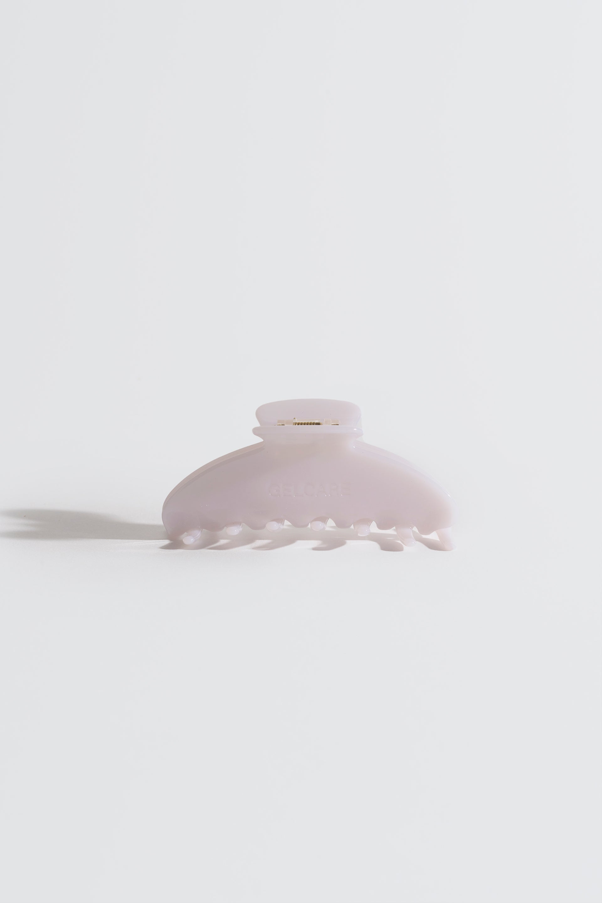 pince à cheveux de couleur blanche