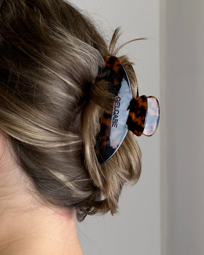 pince à cheveux brune